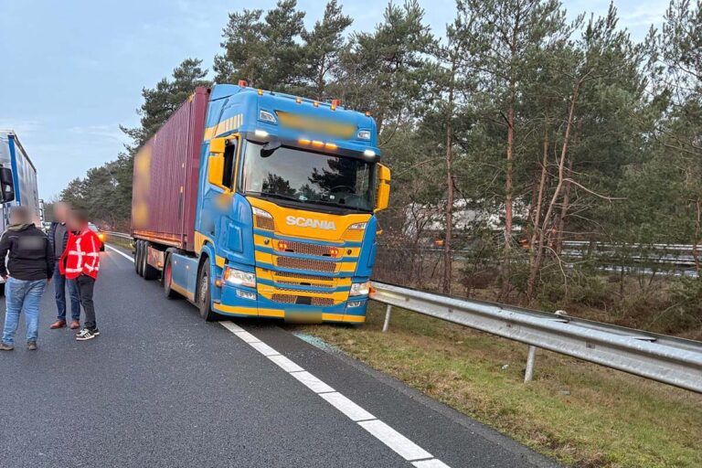 Vrachtwagen botst achterop personenauto op A28
