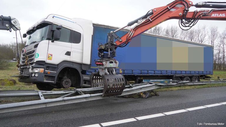 Vrachtwagen op vangrail bij knooppunt Hoogeveen, A28 deels afgesloten