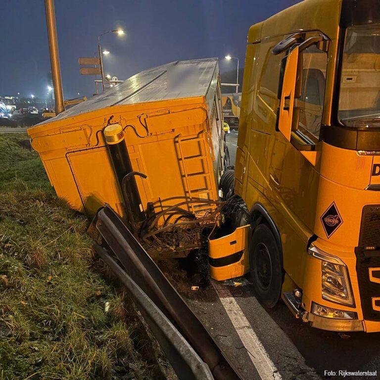 Trekker verliest oplegger met graniet op A59, weg urenlang afgesloten