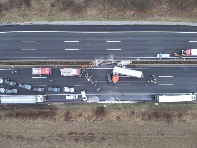 Zware kettingbotsing met vrachtwagens op Duitse A7, snelweg langdurig afgesloten