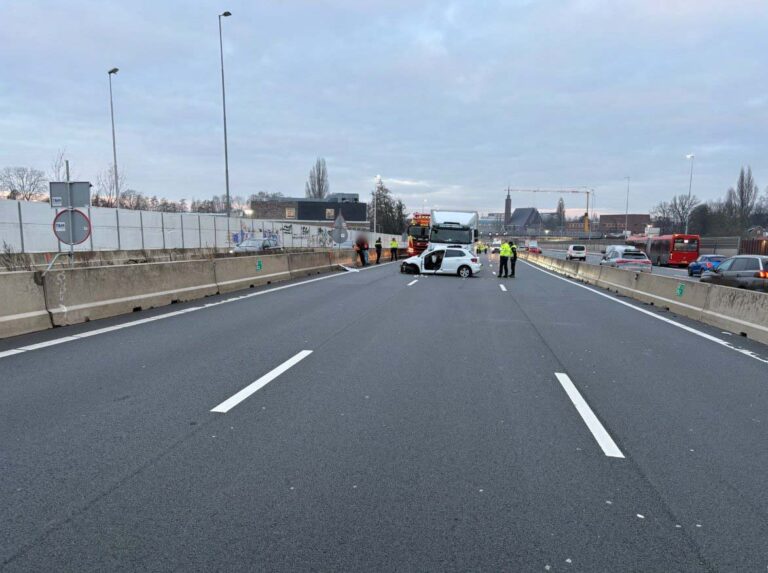 A9 bij Amstelveen urenlang dicht na ongeval met vrachtwagen en auto [+video]