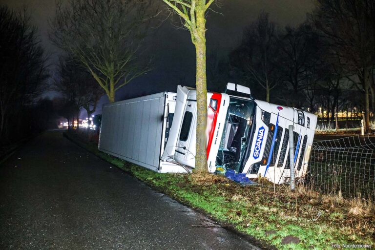 Vrachtwagen kantelt op B402 bij Neu Versen, chauffeur naar ziekenhuis