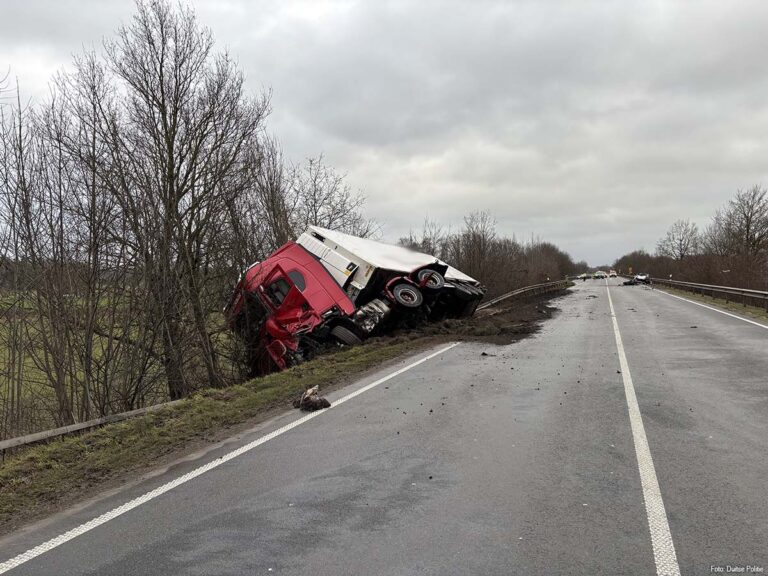19-jarige automobilist in levensgevaar na frontale botsing met Nederlandse vrachtwagen op Duitse B72