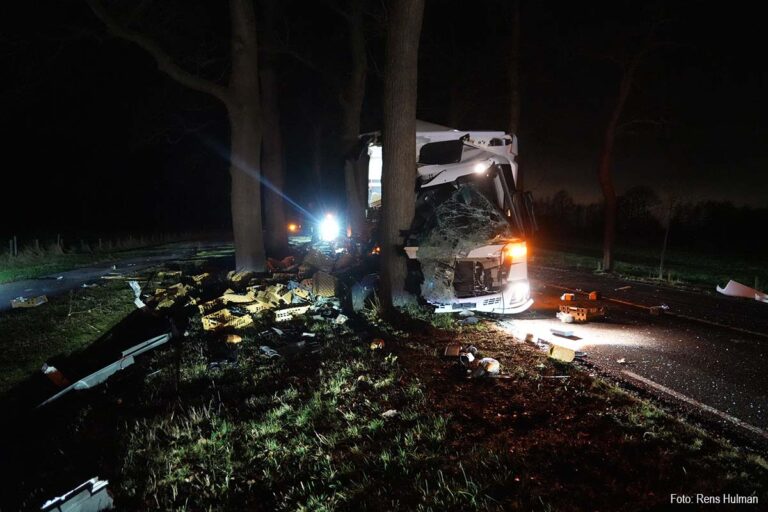 Vrachtwagen met brood total loss na botsing tegen boom op Poppenallee bij Dalfsen