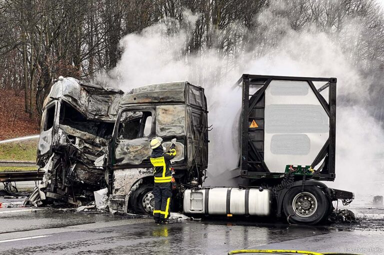 Dodelijk ongeval tussen twee vrachtwagens op A2: gevaarlijke stoffen betrokken, één chauffeur overleden