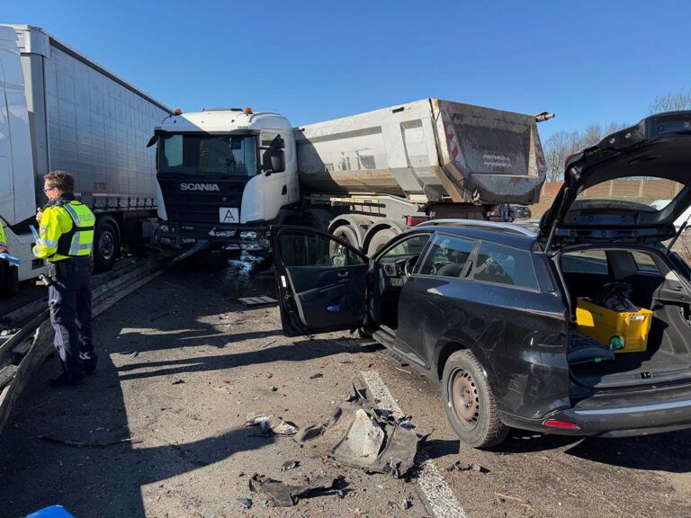 Vijf gewonden bij ongeval met twee vrachtwagens en drie auto’s op Duitse A3 [+foto’s]