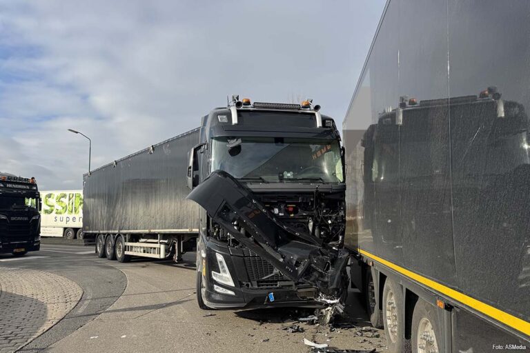 Twee vrachtwagens fors beschadigd na aanrijding op N279 bij Beek en Donk