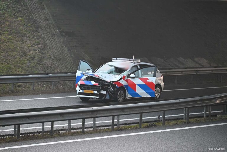 Man overleden na aanrijding door politieauto op N31 bij Leeuwarden [+foto’s]