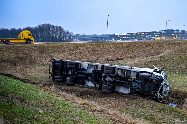 Zware aanrijding tussen vrachtwagen en auto bij af- en toerit N36 Vriezenveen