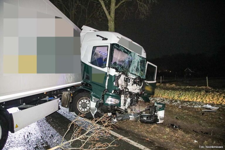 Vrachtwagen schaart en botst frontaal tegen boom op N387 bij Hellum