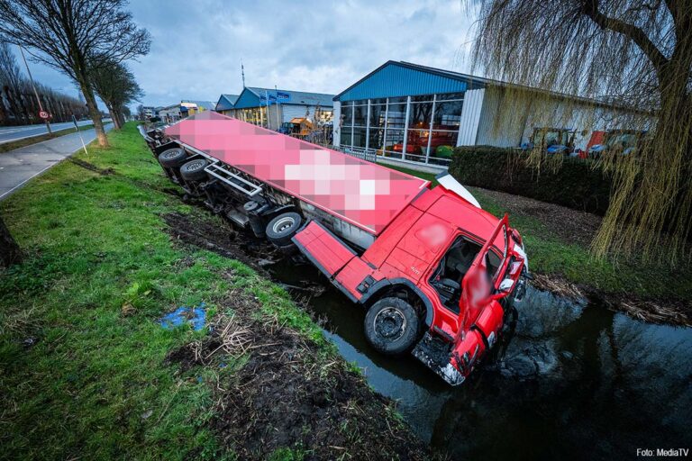Vrachtwagen te water langs N455, chauffeur vermoedelijk onwel
