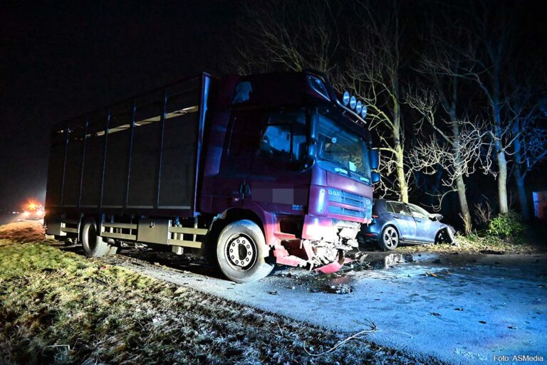 Dodelijk ongeval met auto en vrachtwagen op Lollumerweg in Tzum