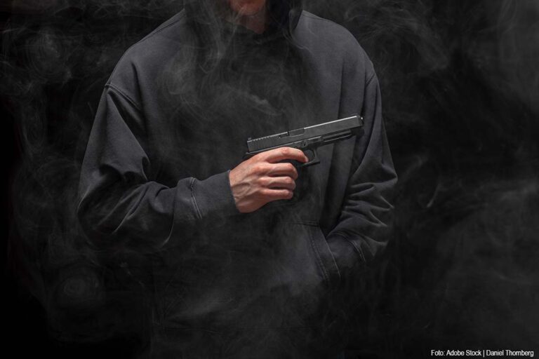 Vrachtwagenchauffeur onder schot beroofd van vrachtwagen, twee verdachten aangehouden