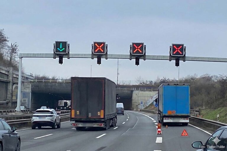 Honderden weggebruikers negeren rood kruis bij gevaarlijke situatie met vrachtwagen op Duitse A60