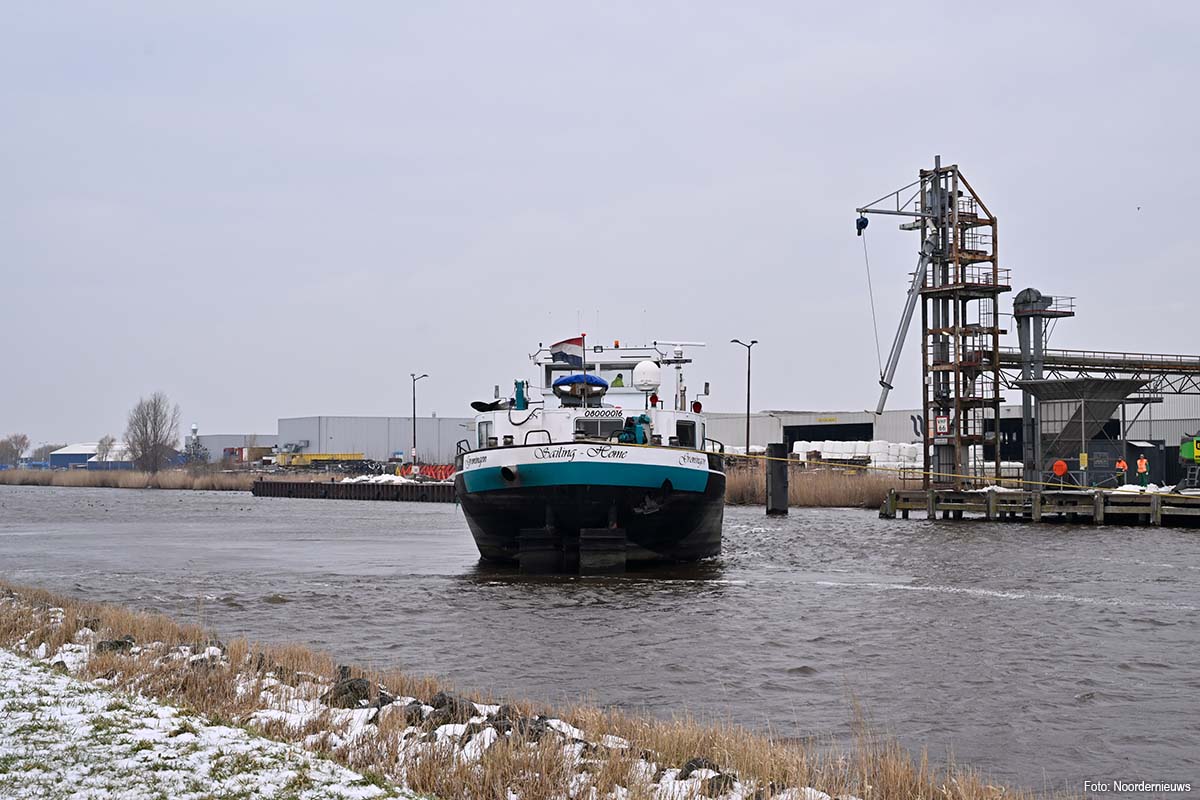 Binnenvaartschip overdwars in Eemskanaal bij Farmsum, scheepvaart gestremd