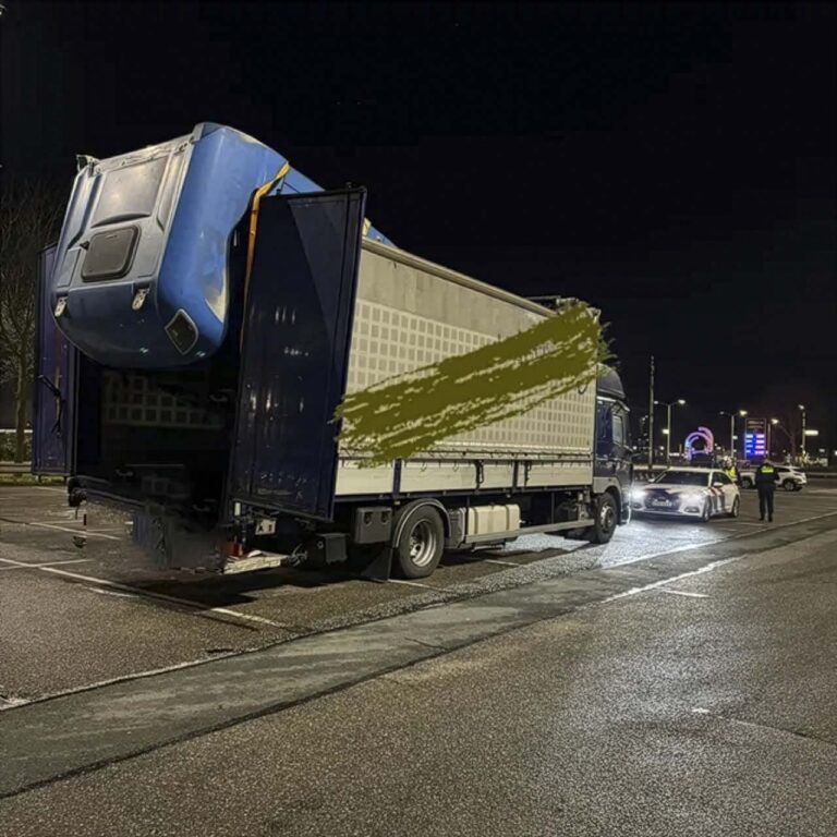 Spookvrachtwagens raken viaduct op A50 bij Eindhoven: voertuigen en lading in beslag genomen [+foto’s]