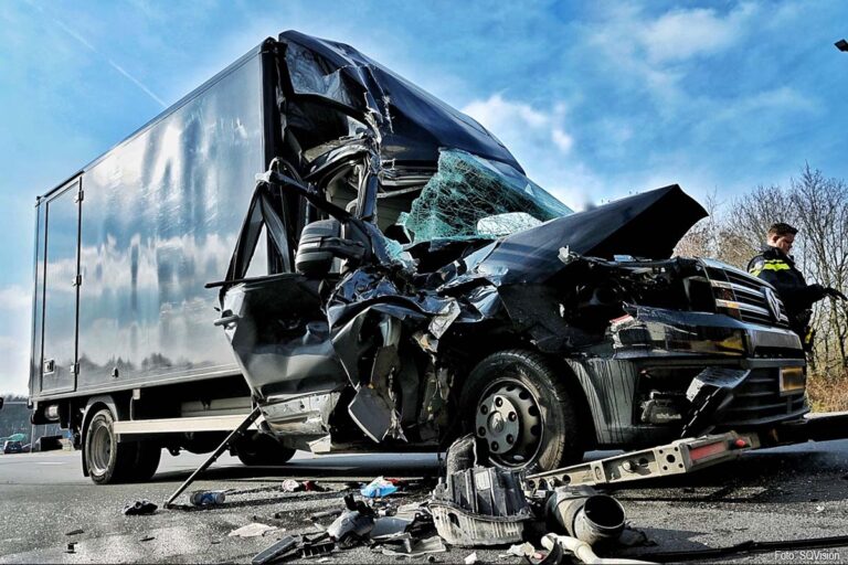 Bestelwagen botst op stilstaande vrachtwagen op Burgemeester Bechtweg in Tilburg