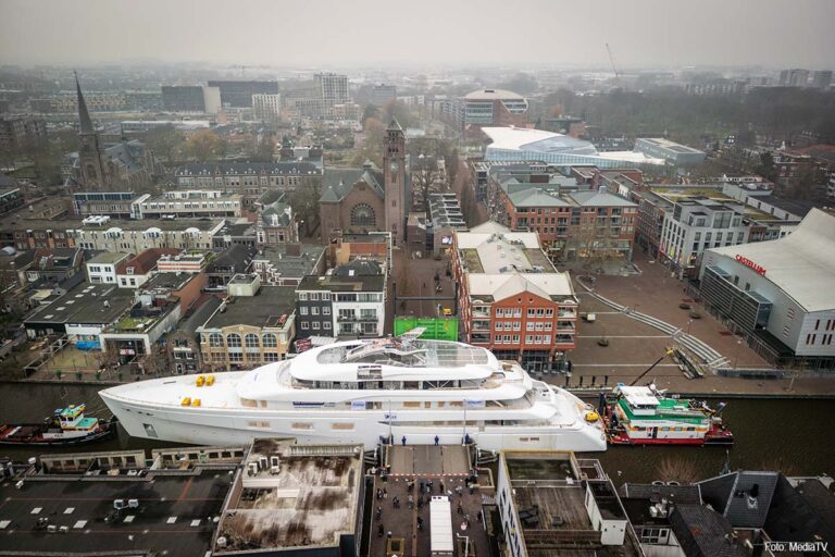 Transport megajachtcasco van 82,5 meter zorgt voor langdurige brugopeningen in regio Alphen aan den Rijn
