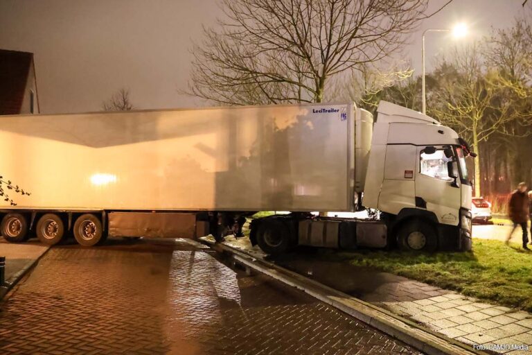 Spaanse vrachtwagenchauffeur rijdt zich vast in woonwijk Stiens