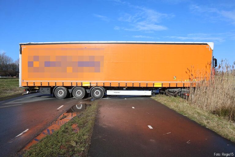 Vrachtwagenchauffeur rijdt zich vast op Hofvlietweg in Leiden, weg grotendeels gestremd