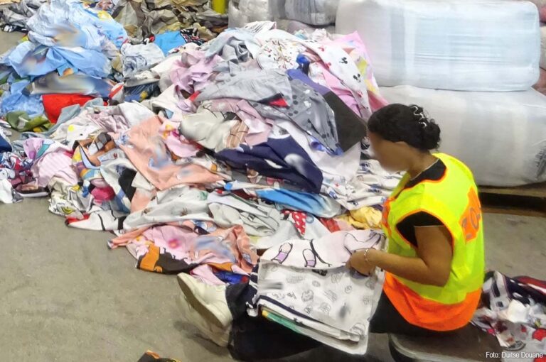 Vrachtwagen met 15 ton vervalst merkbeddengoed onderschept