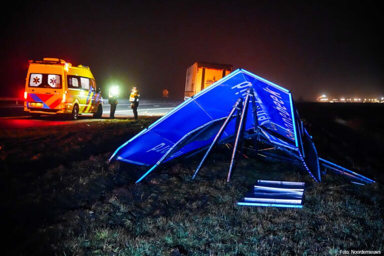Vrachtwagen rijdt bewegwijzeringsbord volledig uit de grond op A37 bij Nieuw-Amsterdam