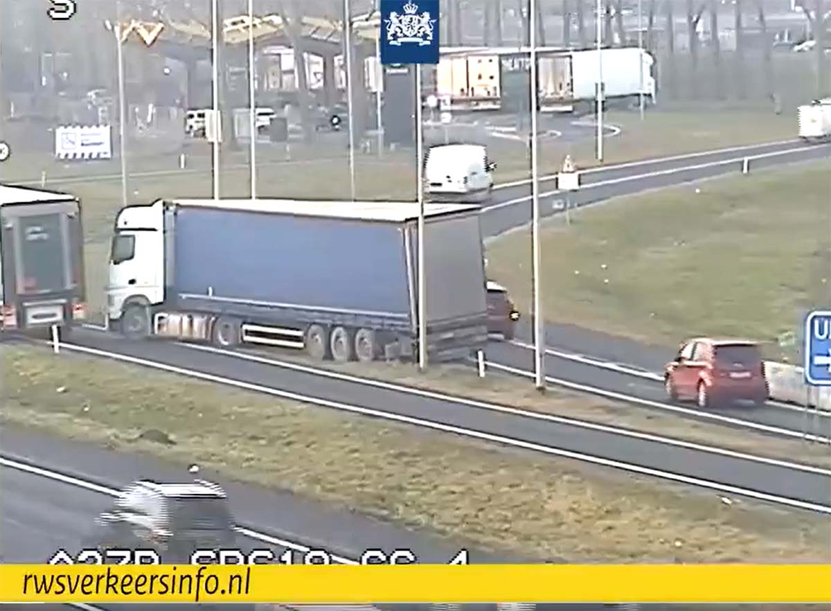 Vrachtwagen vast in berm bij Nieuwegein na verkeerd genomen afrit A27 [+video]