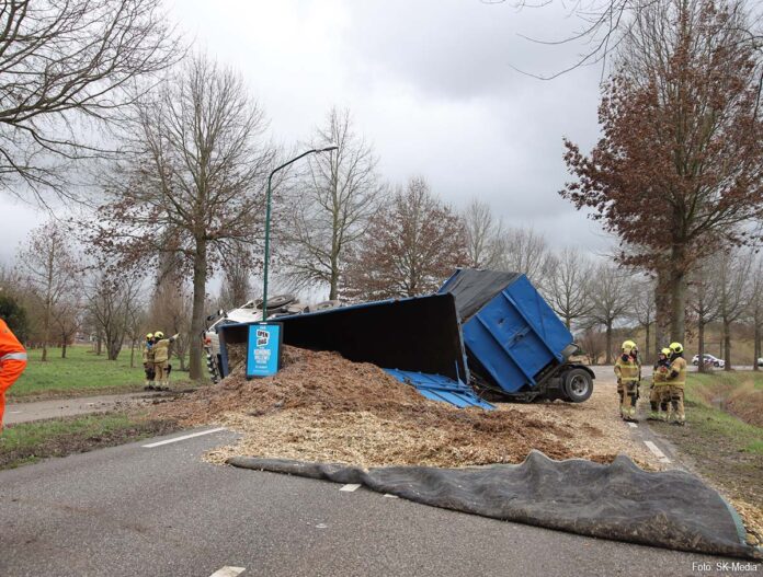 Vrachtwagen gekanteld in Cuijk
