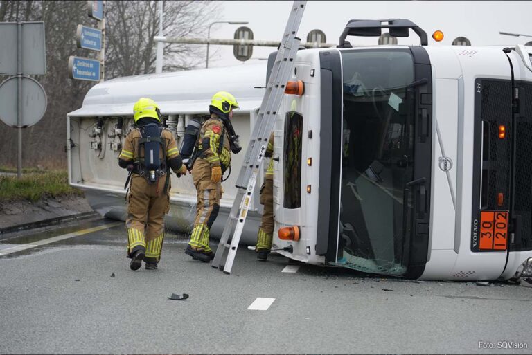 A59 bij Hooipolder tot in avond dicht na gekantelde tankwagen met diesel