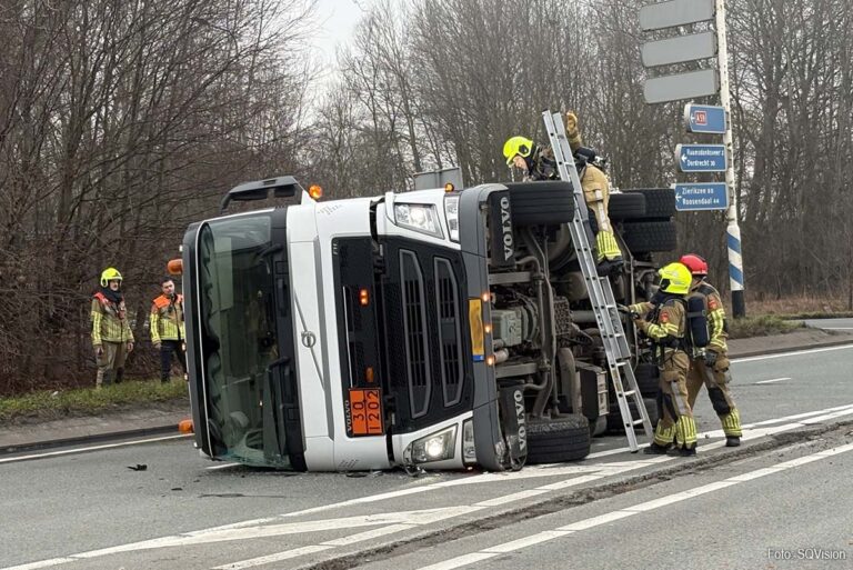 Vrachtwagen met diesel gekanteld, diesel stroomt de weg op [+foto’s]