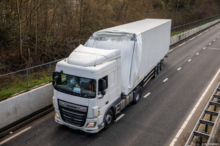 Vrachtwagen botst tegen viaduct op Antwerpseweg (N262) in Roosendaal