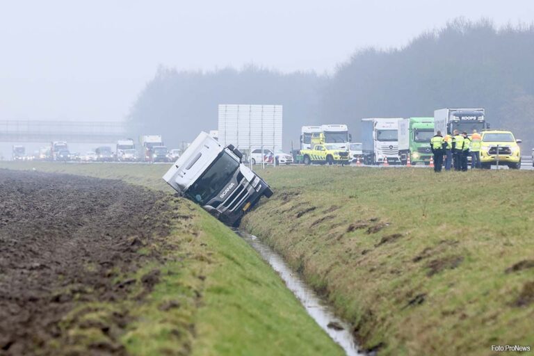 Vrachtwagen belandt in sloot naast A6 bij Emmeloord