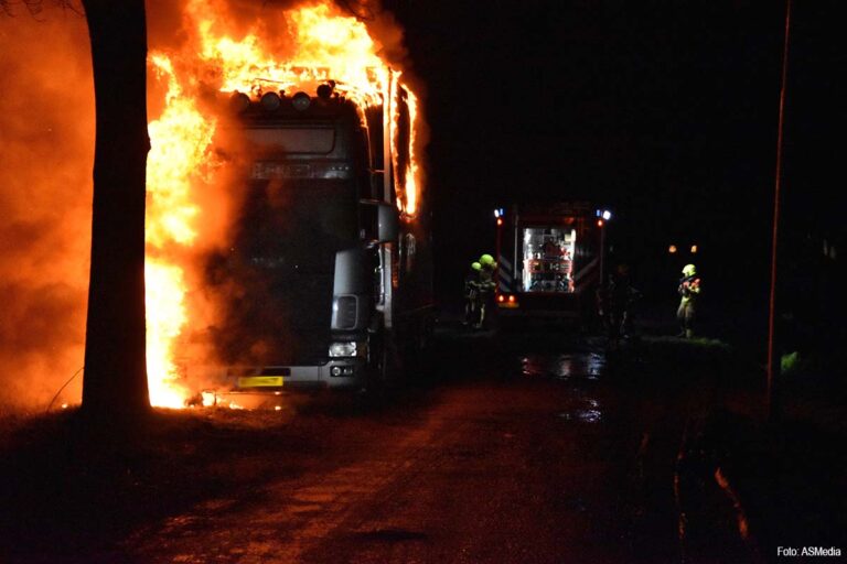Vrachtwagen volledig uitgebrand bij brand in Dongen [+foto’s]