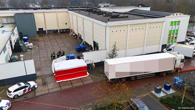 Vrachtwagenchauffeur overleden nadat stalen toegangspoort op hem valt in Den Bosch