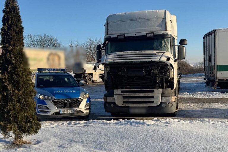 Poolse politie redt ernstig onderkoelde vrachtwagenchauffeur tijdens strenge vorst