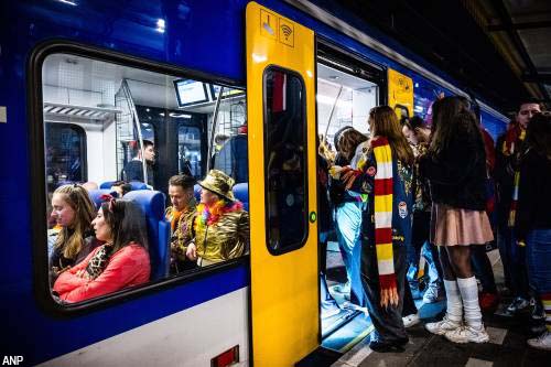 NS vervoert 200.000 mensen in carnavalsweekend, hekelt rotzooi