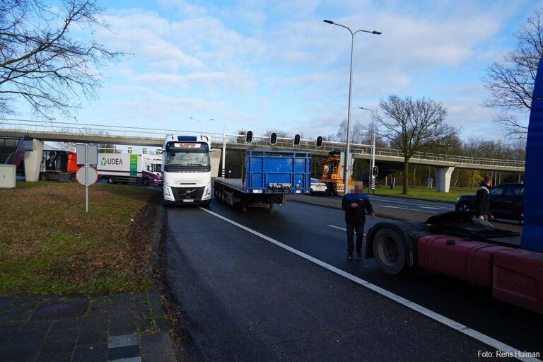 N35 richting Heino afgesloten na verloren oplegger op Heinoseweg