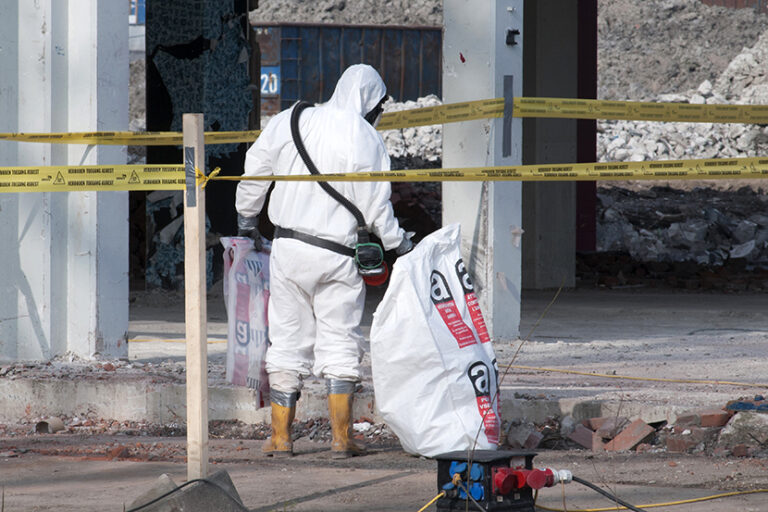 Nederlandse Arbeidsinspectie legt Utrechtse sloopaannemer maand stil na herhaalde asbestovertredingen