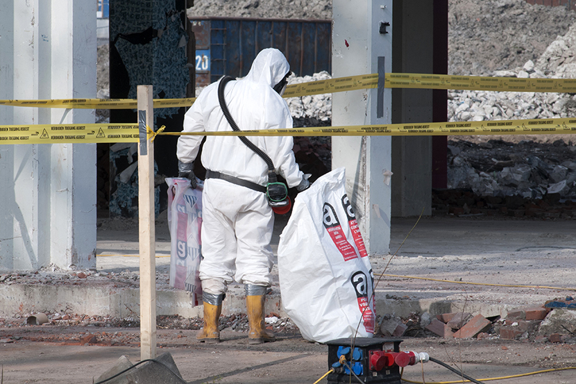 Nederlandse Arbeidsinspectie legt Utrechtse sloopaannemer maand stil na herhaalde asbestovertredinge