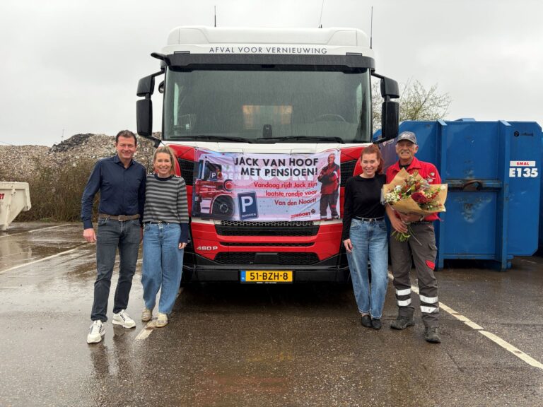 Chauffeur Jack van Hoof na bijna 34 jaar met pensioen bij Van den Noort
