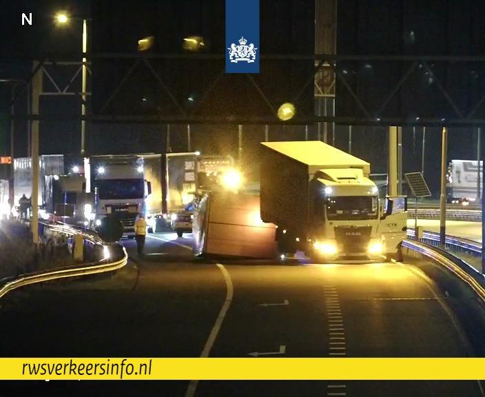Parallelbaan A73 richting Maasbracht dicht na vrachtwagenongeval
