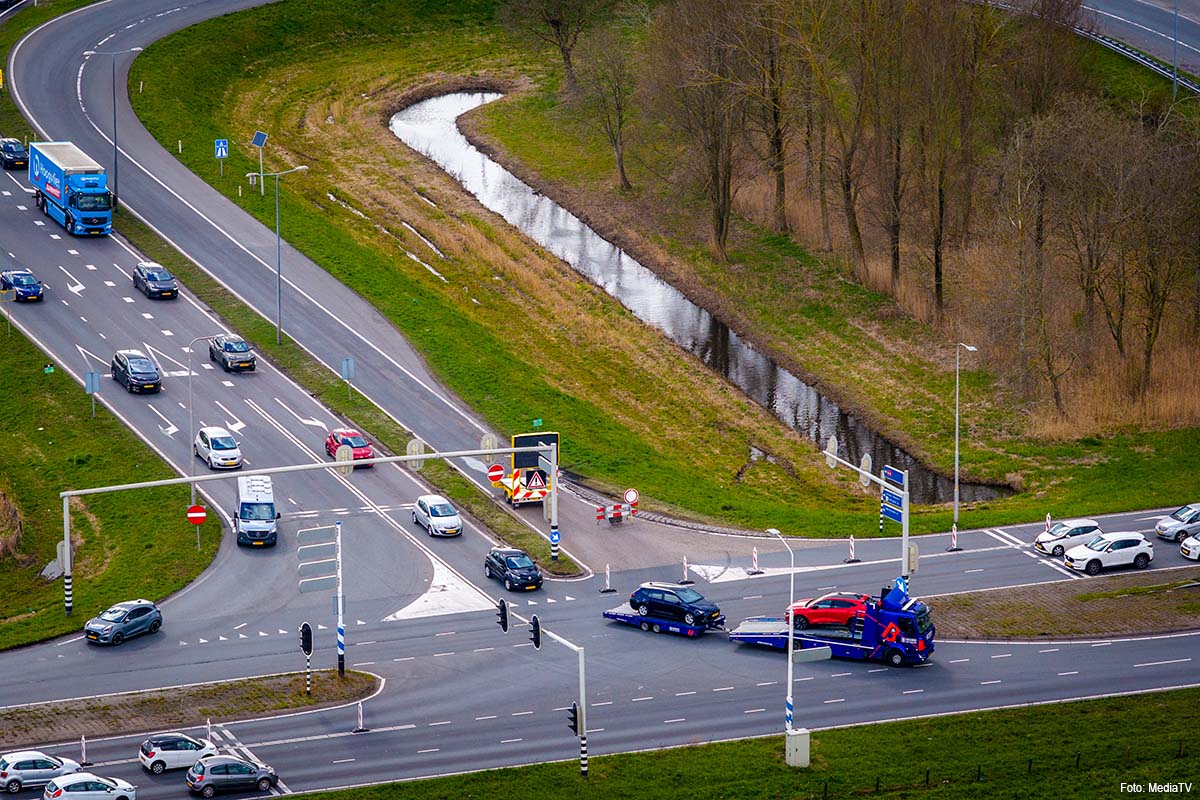 Oprit A4 bij Leiden voor onbepaalde tijd dicht, vertragingen lopen op
