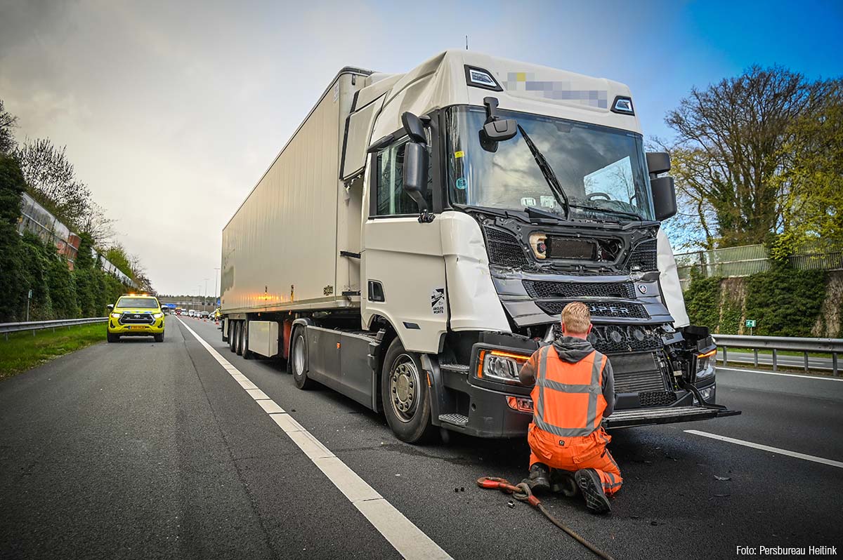 Flinke file op A12 bij Arnhem na aanrijding tussen twee vrachtwagens