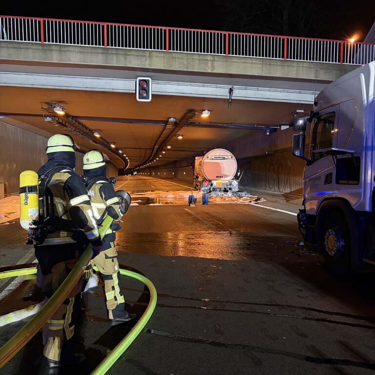Aanrijding tussen twee tankwagens met kerosine op Duitse A52 [+foto’s]