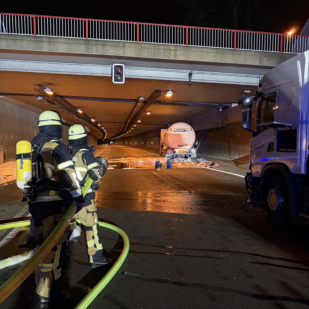 Aanrijding tussen twee tankwagens met kerosine op Duitse A52 [+foto’s]