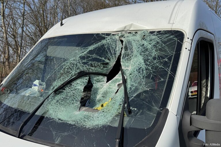 Bestuurder bestelbus aan dood ontsnapt na aanrijding met uitstekende lading vrachtwagen [+foto’s]