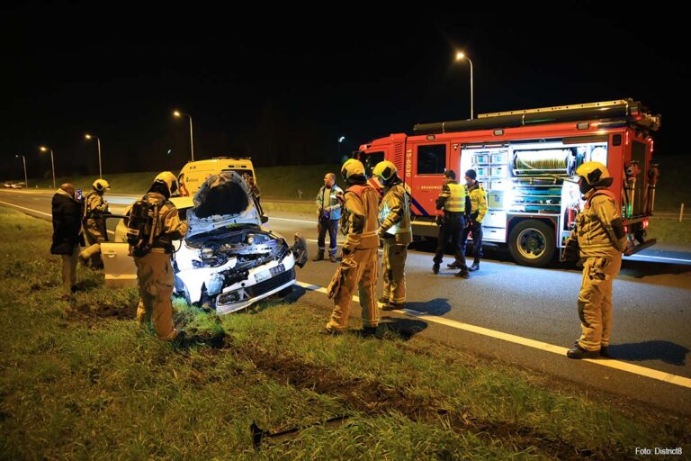 Dronken automobilist botst met hoge snelheid achterop vrachtwagen op A4 bij Schipluiden