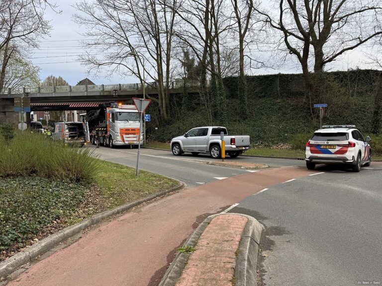 Vrachtwagen met te hoge lading veroorzaakt aanrijding met spoorbrug in Holten, treinverkeer stilgelegd