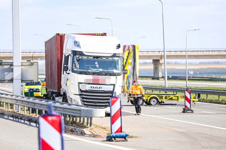 Vrachtwagen botst op pijlwagen op Afsluitdijk, A7 richting Amsterdam dicht