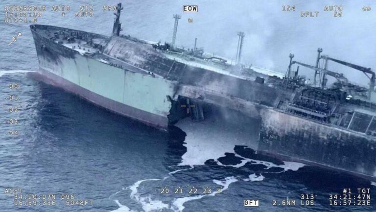 Gesanctioneerde Russische LNG-tanker ‘Arctic Metagaz’ in brand na vermoedelijke droneaanval [+video]